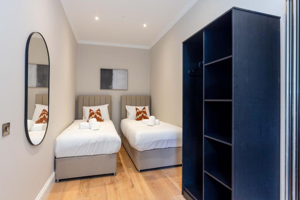 Postel nebo postele na pokoji v ubytování Dragon Suites Luxury Serviced Apartments at Walker Street