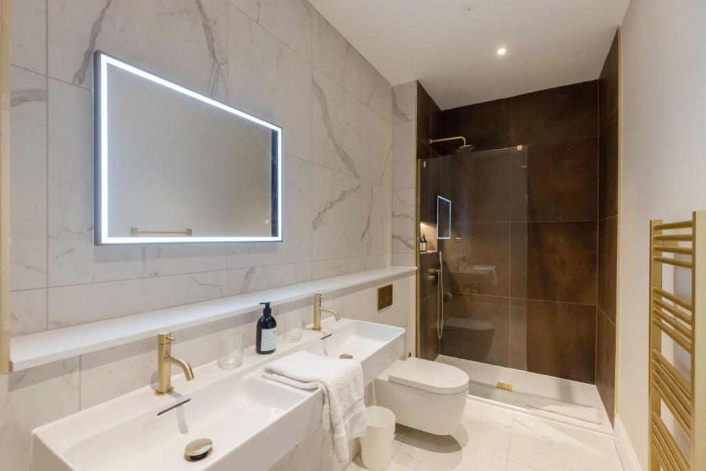Koupelna v ubytování Dragon Suites Luxury Serviced Apartments at Walker Street