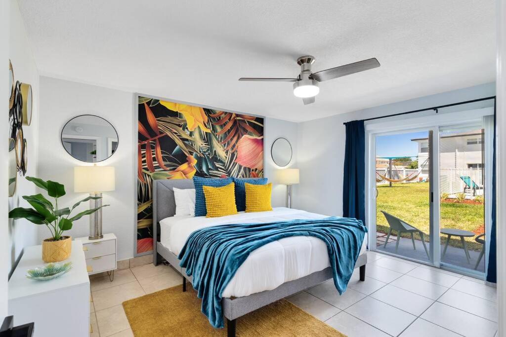 1 dormitorio con 1 cama con una pintura en la pared en Beachside 2, en Indian Harbour Beach