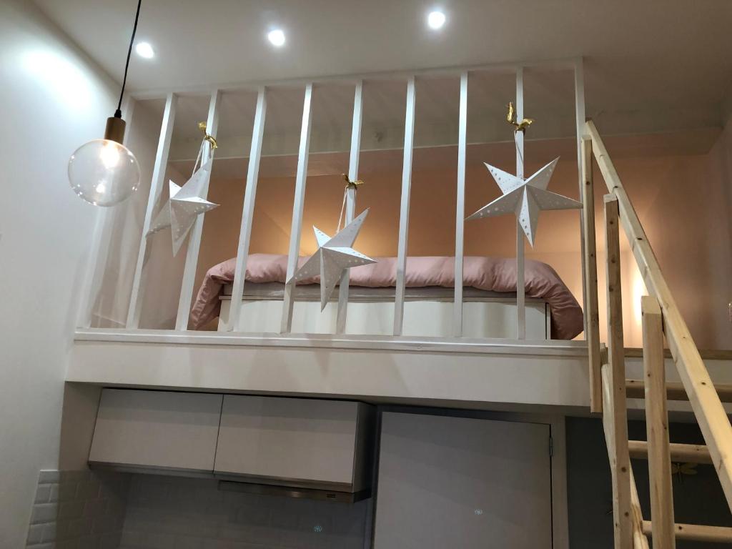 a crib with three stars hanging from it at L'appartement d'Eva in Honfleur