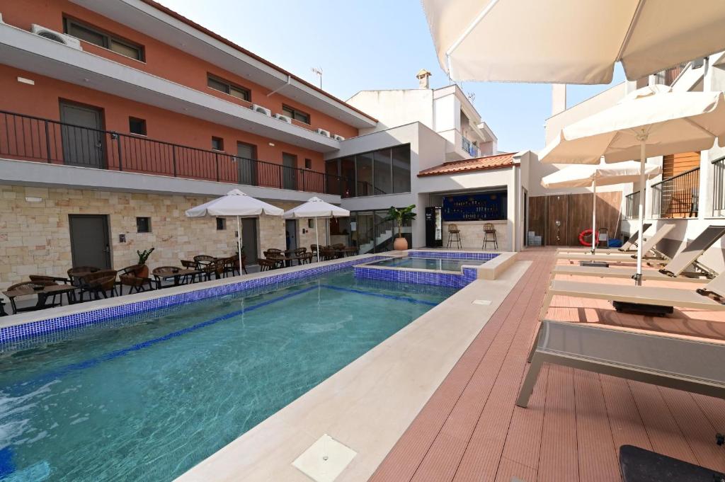 Bazén v ubytování Maltepe Luxury Accommodation by Travel Pro Services nebo v jeho okolí