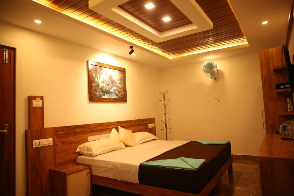 卡爾佩特塔的住宿－Bhuvanam homestay，卧室配有一张床