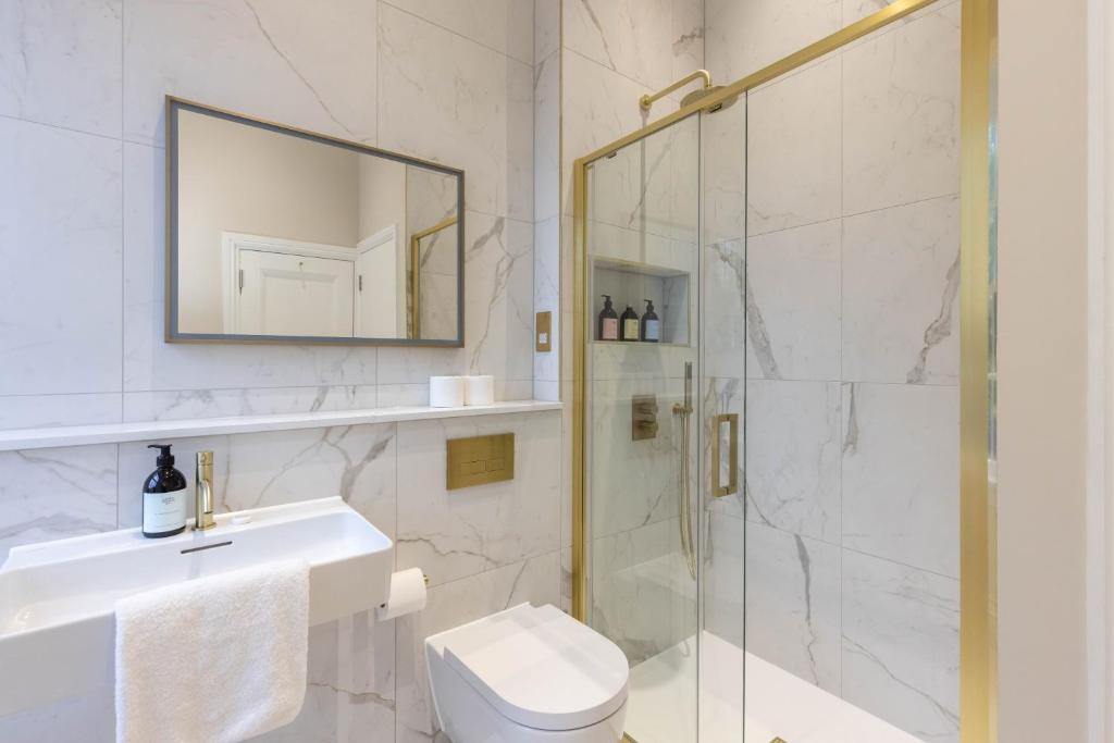 Koupelna v ubytování Dragon Suites Luxury Serviced Apartments at Walker Street