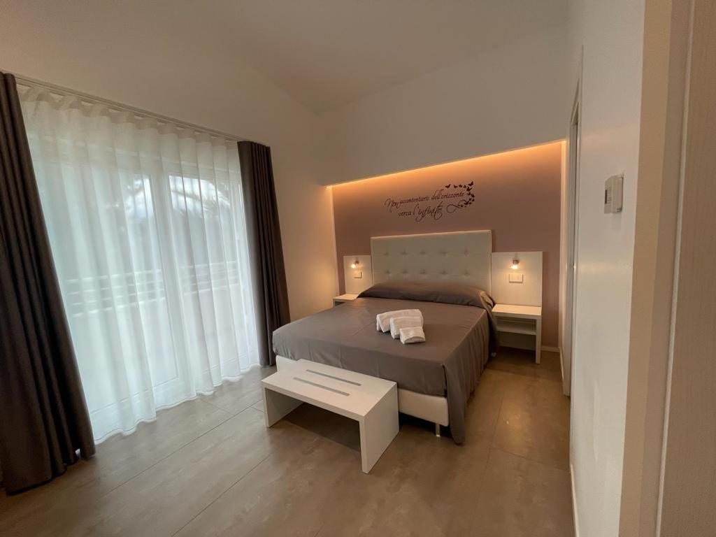 1 dormitorio con cama y ventana grande en Villa Nascente, en Bitetto