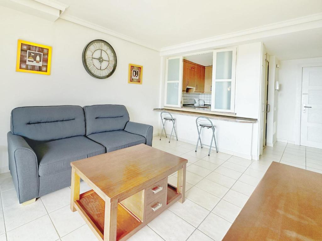 - un salon avec un canapé et une table dans l'établissement Cosy well located apartment, à Puerto de Santiago
