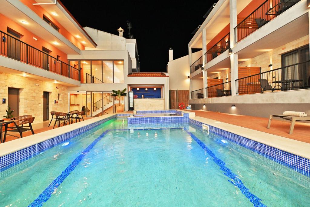 Bazén v ubytování Maltepe Luxury Accommodation by Travel Pro Services nebo v jeho okolí