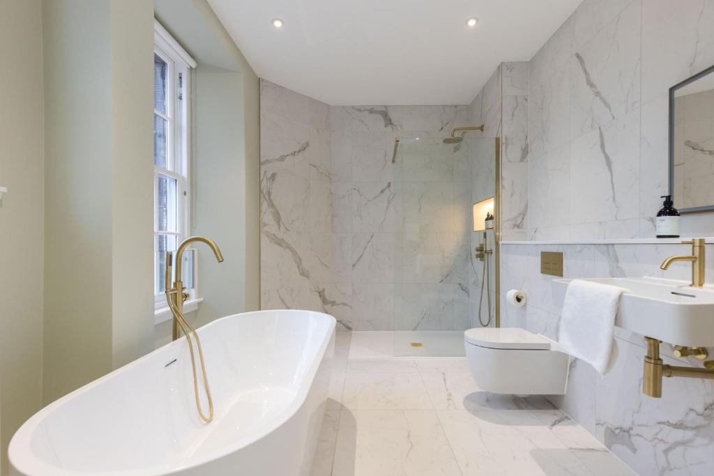 Koupelna v ubytování Dragon Suites Luxury Serviced Apartments at Walker Street