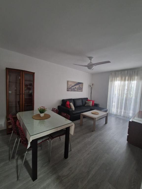 Posedenie v ubytovaní Apartamento Acogedor en Los Patios De San Basilio