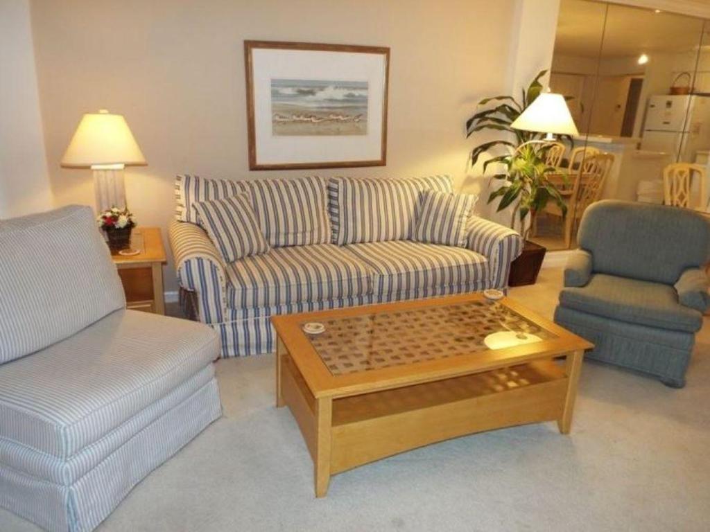 ein Wohnzimmer mit einer Couch und einem Couchtisch in der Unterkunft 3 Bedroom Beach Condo at Litchfield By the Sea in Pawleys Island