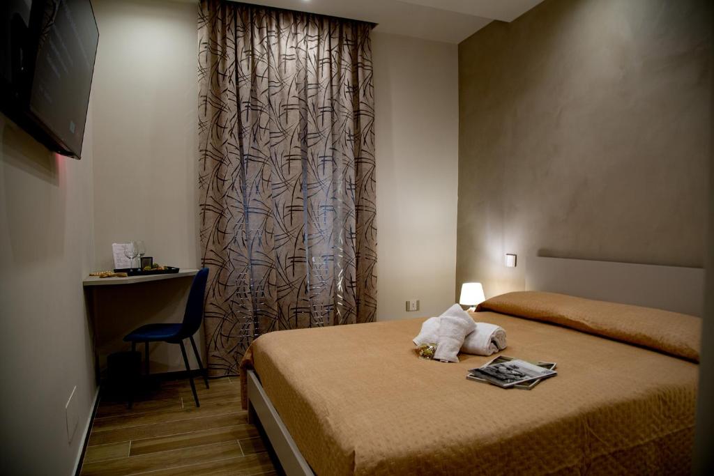 een kamer met een bed met een knuffeldier erop bij Fiore dei Templi - luxury suite experience in Agrigento