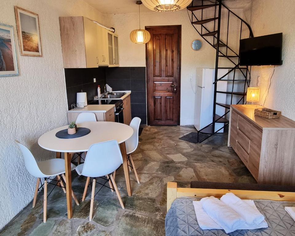 una pequeña cocina con mesa y sillas en una habitación en Evan's Suite, en Glifa