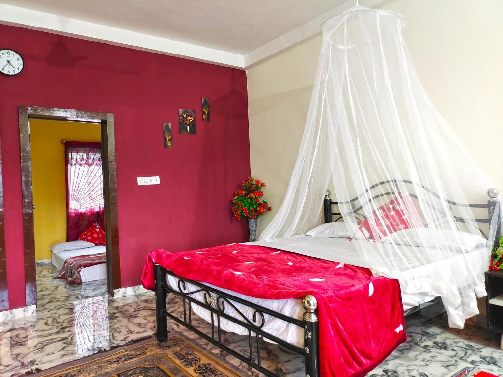 1 dormitorio con 1 cama con mosquitera en Mannat Inn (Peace Homestay), en Mysore