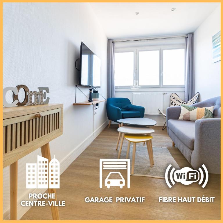 un salon avec un canapé et une table dans l'établissement Oasis urbaine - proche centre-ville - garage, à Amiens