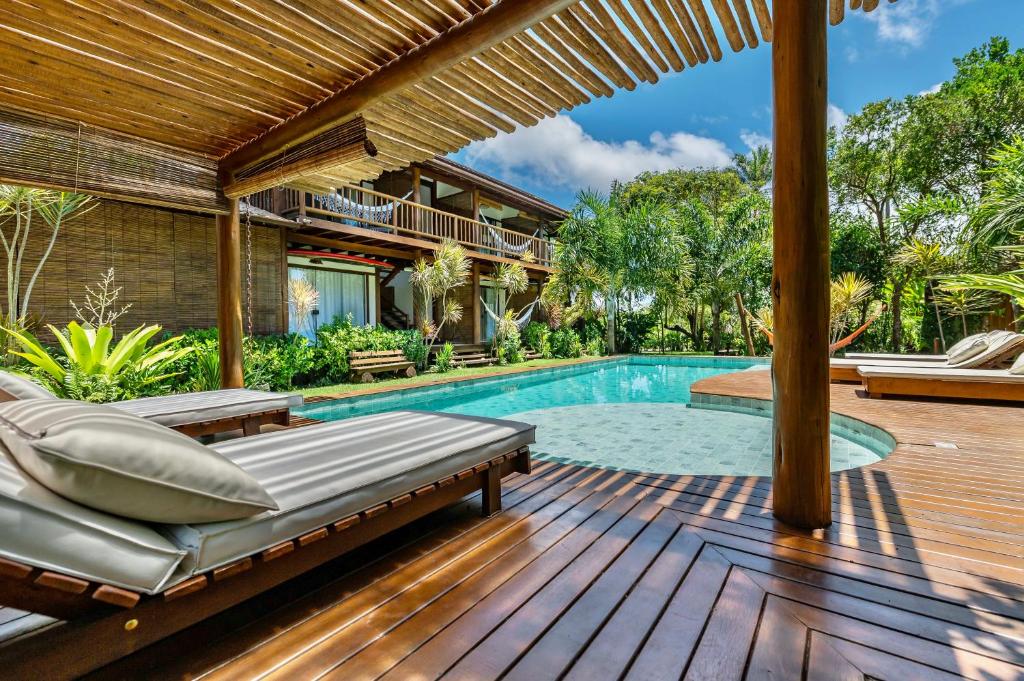 una casa con piscina e terrazza in legno di Sup House Barra Grande a Barra Grande