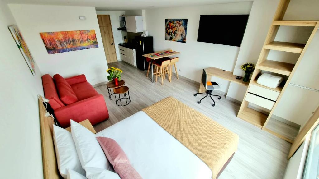 1 dormitorio con 1 cama y sala de estar en Toscana LOFT - Apartasuites, en Bogotá
