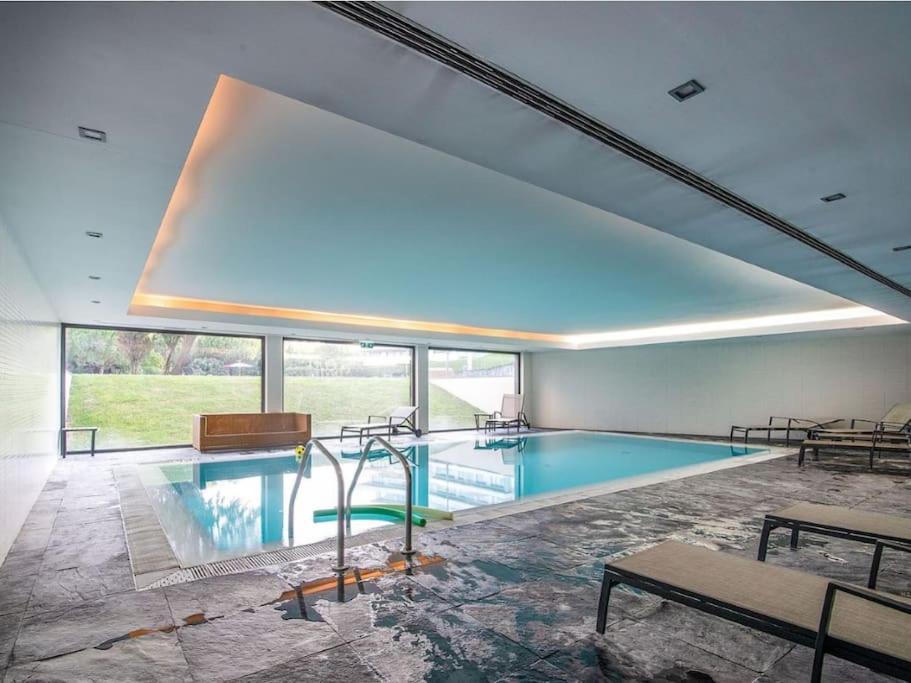 卡斯凱什的住宿－Cascais Lux Apartment 521 letter，大型游泳池设有大窗户