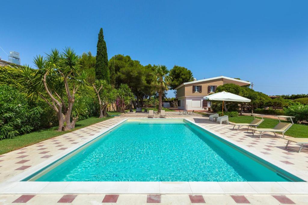 una piscina en el patio trasero de una villa en Al Giardino dell`Eden by BarbarHouse, en San Cataldo