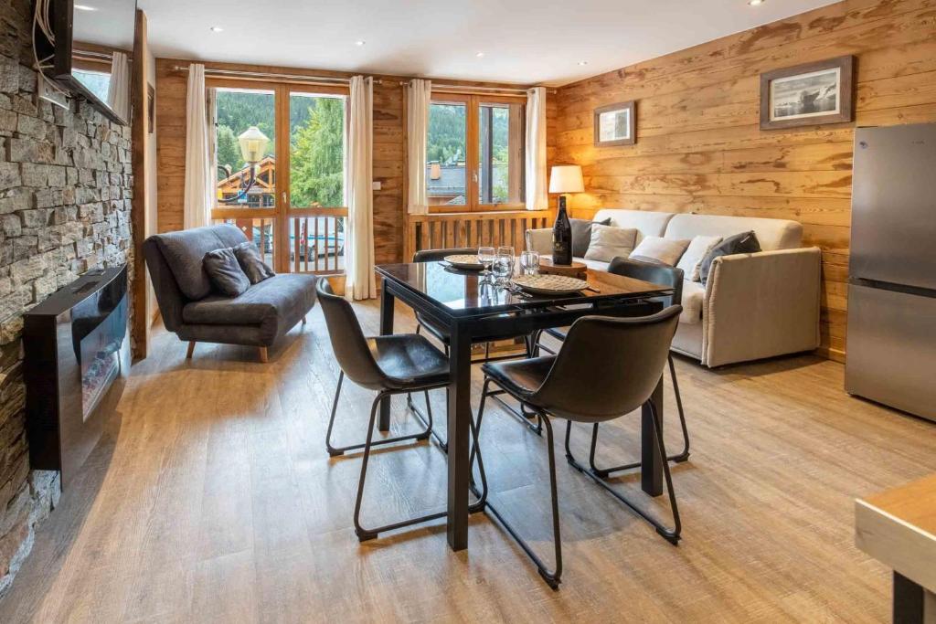 une cuisine et un salon avec une table et des chaises dans l'établissement Croix des Verdons F2 Meribel Centre 180 from the ski pistes, à Méribel