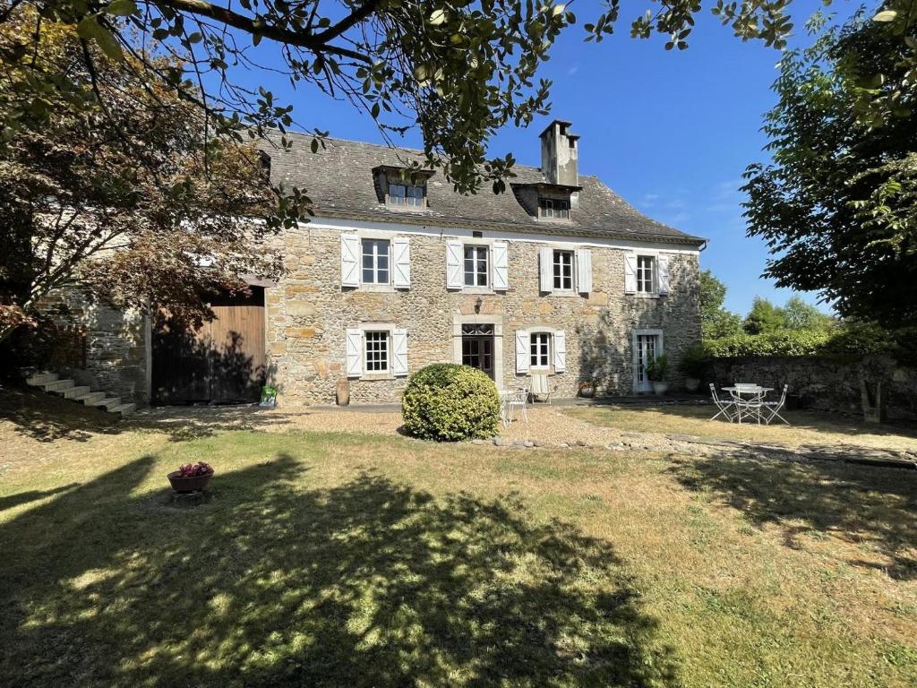 an old stone house with a large yard at Chez cazalets in Susmiou