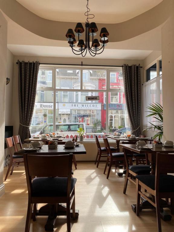 McGraths Hotel & Public Bar - Resim 37