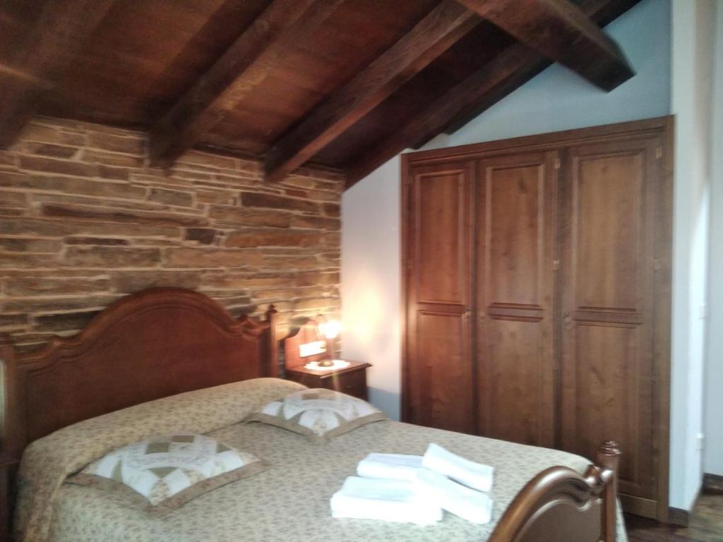 Postel nebo postele na pokoji v ubytování La Posada de Oscos