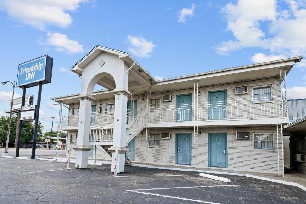 un bâtiment avec un panneau devant lui dans l'établissement Friendship Inn Hotel, à Killeen