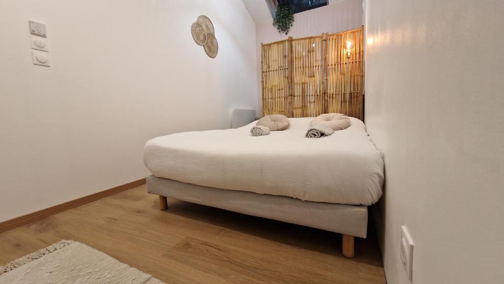 een slaapkamer met een bed met twee teddyberen erop bij LogeYou in Chartres-de-Bretagne