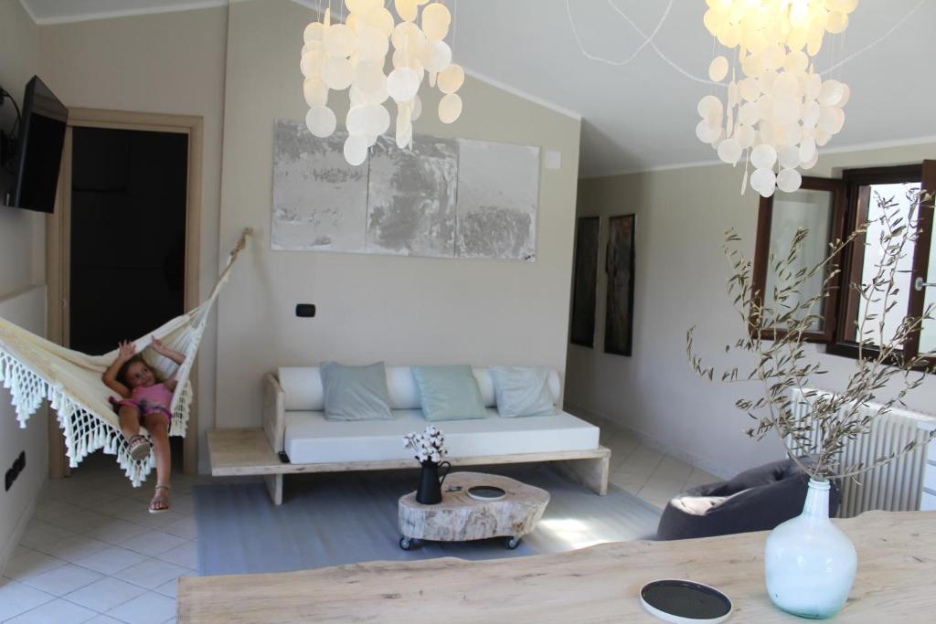 ein Wohnzimmer mit einer Hängematte in einem Haus in der Unterkunft Villa CliCla - Pool, sea,hommock swing and laziness in Imperia