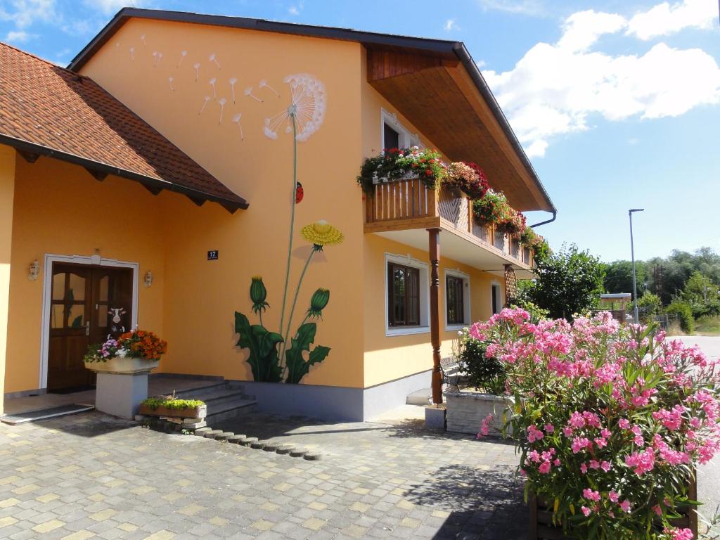 a house with flowers in front of it at Apartment Elena in Gedersdorf