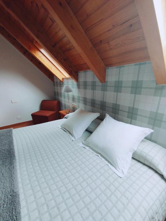 Postel nebo postele na pokoji v ubytování Hotel Ostau d'Òc