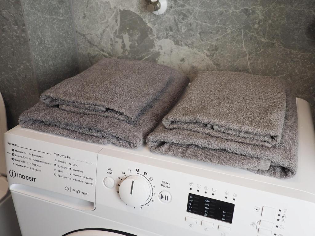 2 handdoeken worden gestapeld bovenop een wasmachine bij OniksApart A190 in Warschau