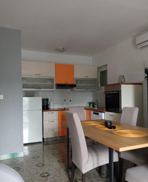 Kuchyňa alebo kuchynka v ubytovaní Mar-ta Holiday Home