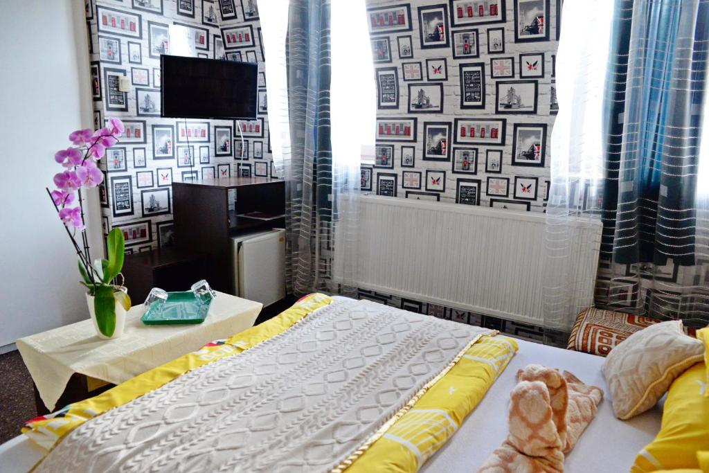 A bed or beds in a room at Jocó Panzió