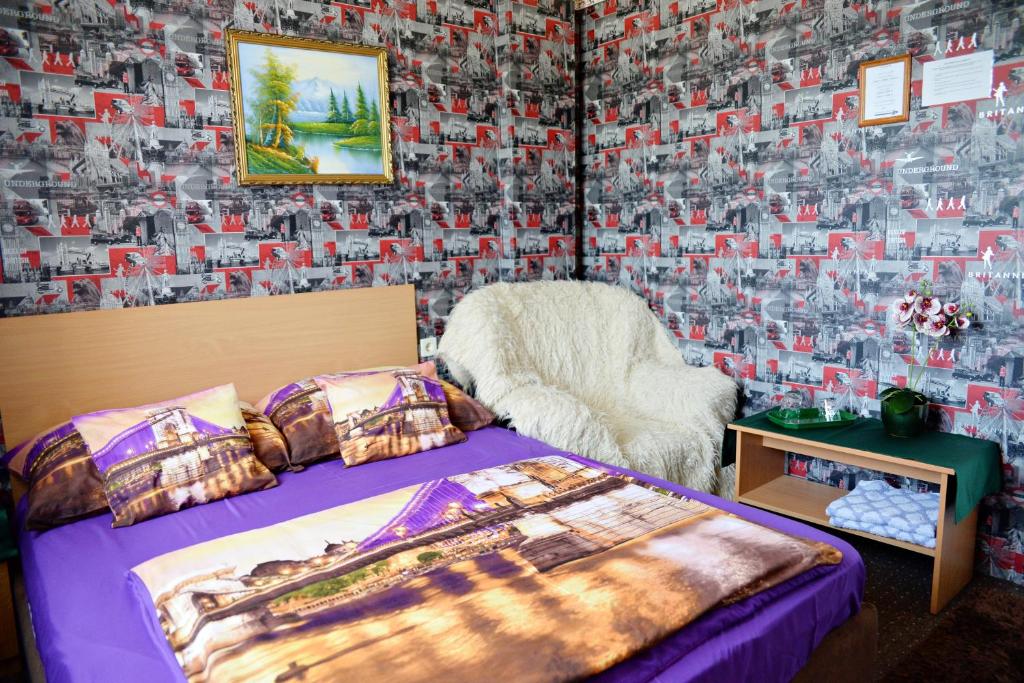 A bed or beds in a room at Jocó Panzió