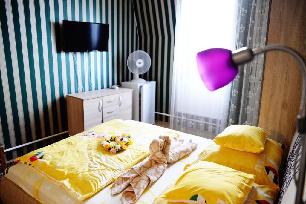 A bed or beds in a room at Jocó Panzió