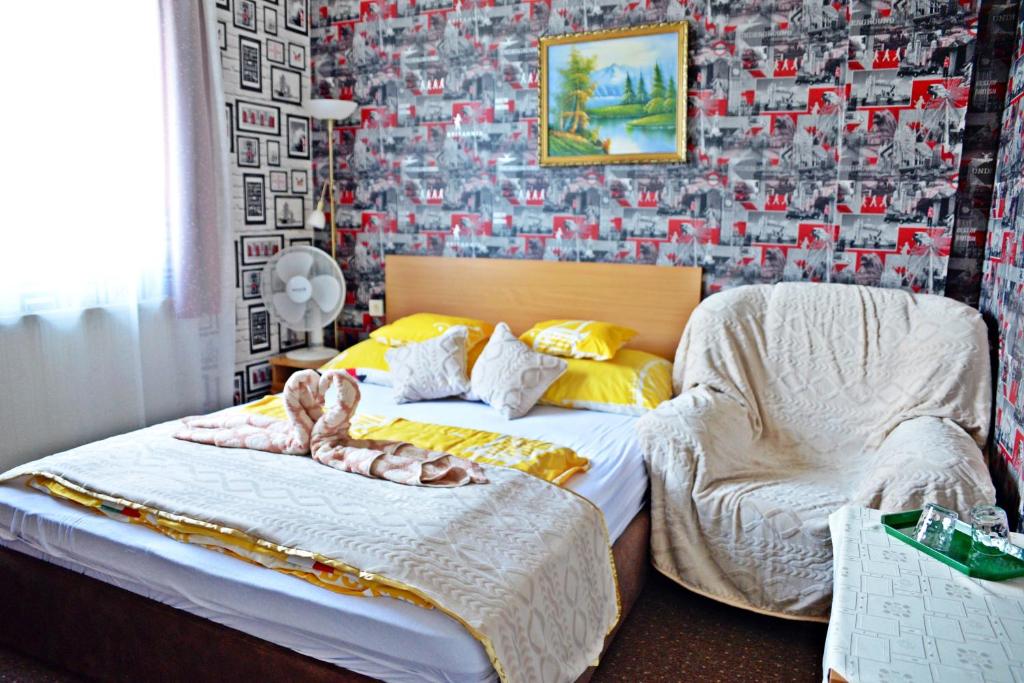 A bed or beds in a room at Jocó Panzió