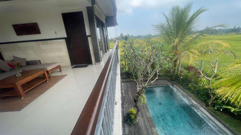 Blick auf den Pool vom Balkon eines Hauses in der Unterkunft Bayad anyar - Ubud Bali in Ubud