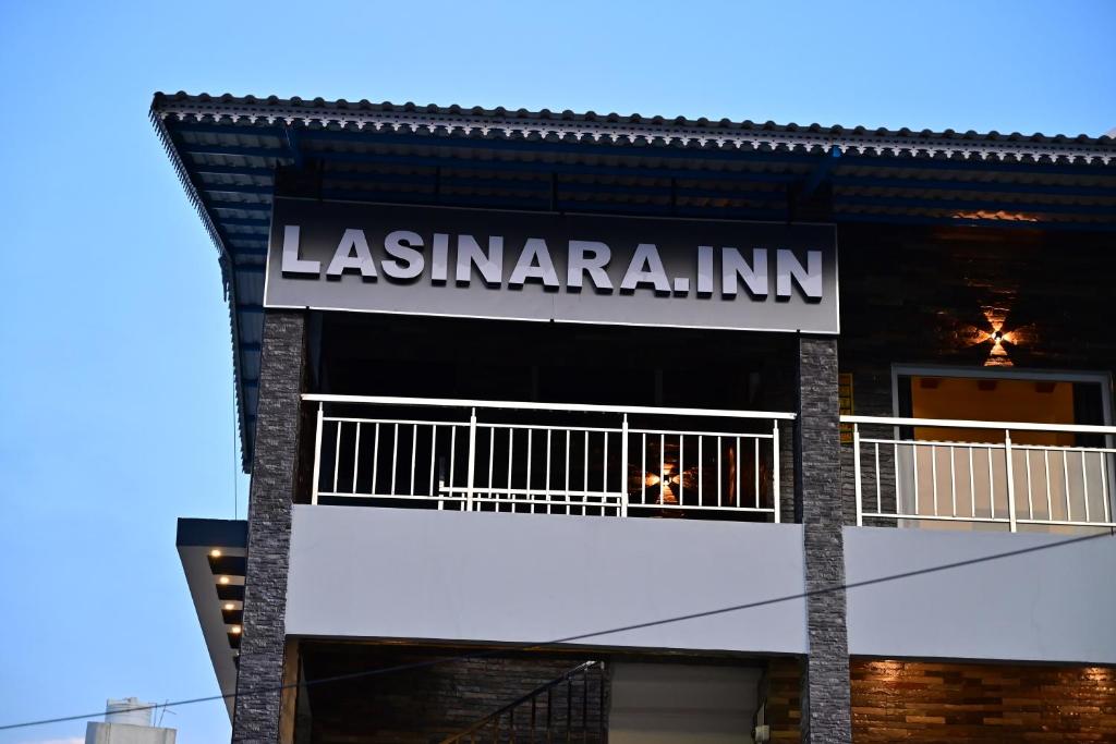埃爾加德的住宿－Lasinara inn，一座有标志的建筑,上面写着一个laisanimainn