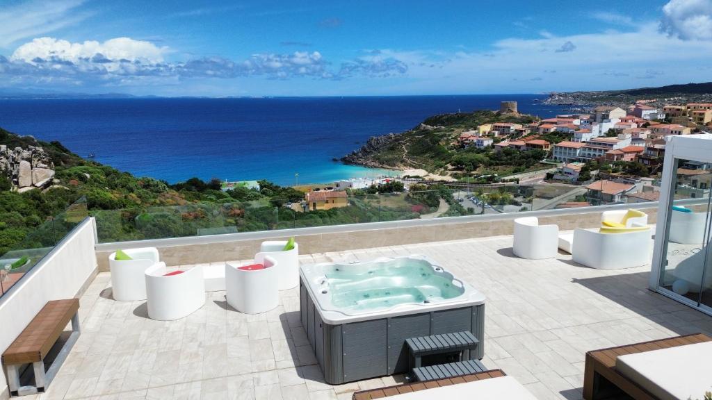 bañera de hidromasaje en el balcón con vistas al océano en Hotel La Contessa en Santa Teresa Gallura
