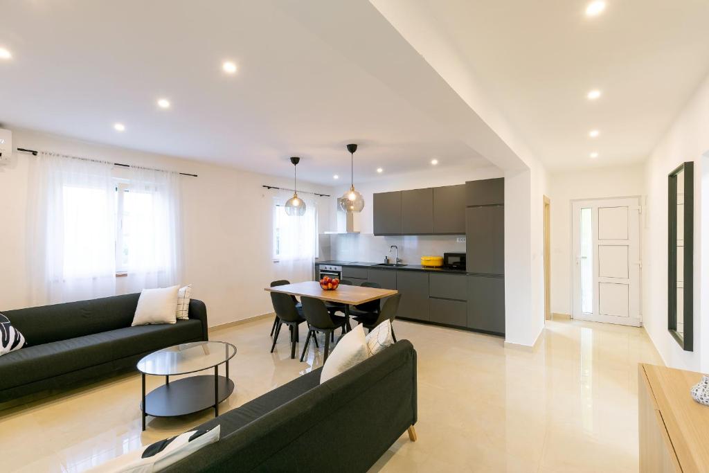 un salon avec un canapé et une table dans l'établissement Apartment near the beach- Zen 2, à Brna