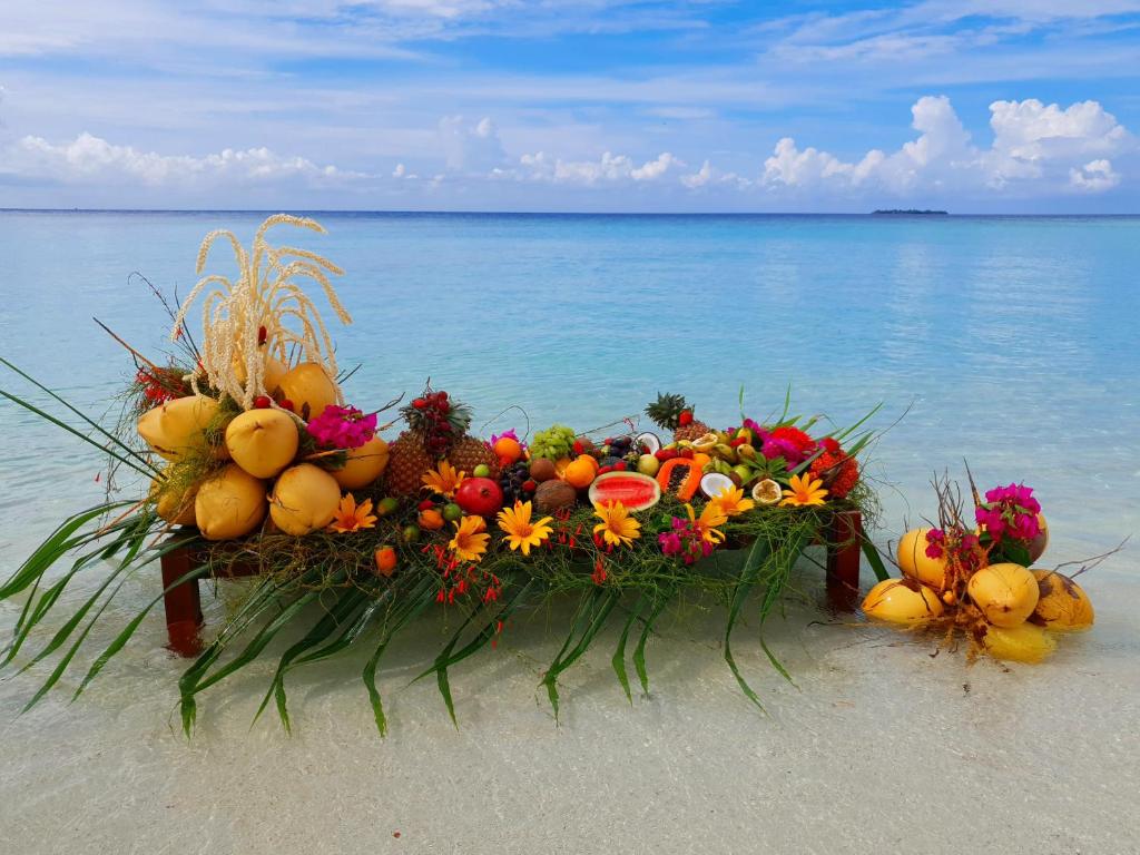 una exposición de frutas y verduras en la playa en Nemo Inn, en Omadhoo