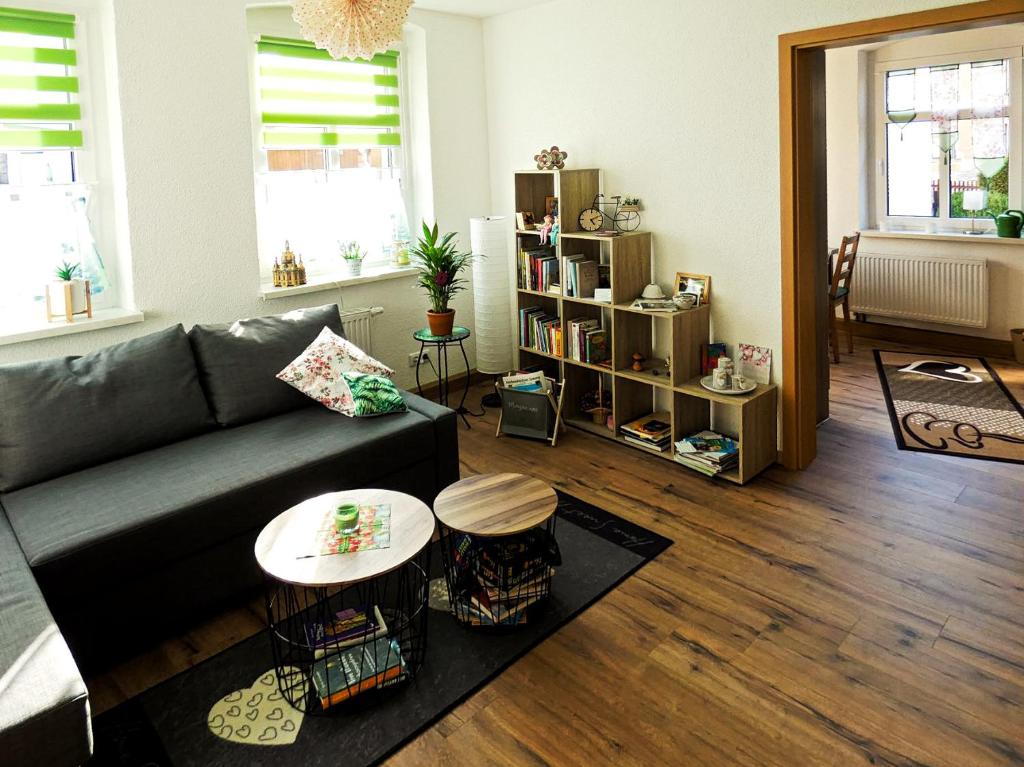 ein Wohnzimmer mit einem Sofa und einem Tisch in der Unterkunft FeWo Ruhe-Insel Musikwinkel in Markneukirchen