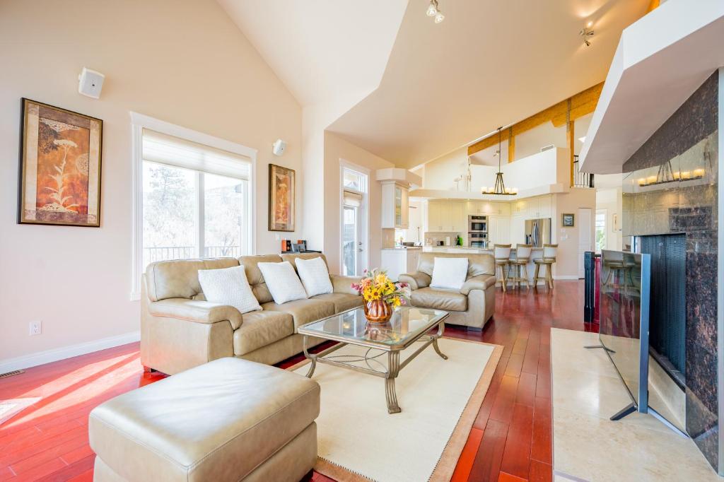 Upper Floor 1Bedroom+1 Sofa Bed unit & private Entrance in Kelowna