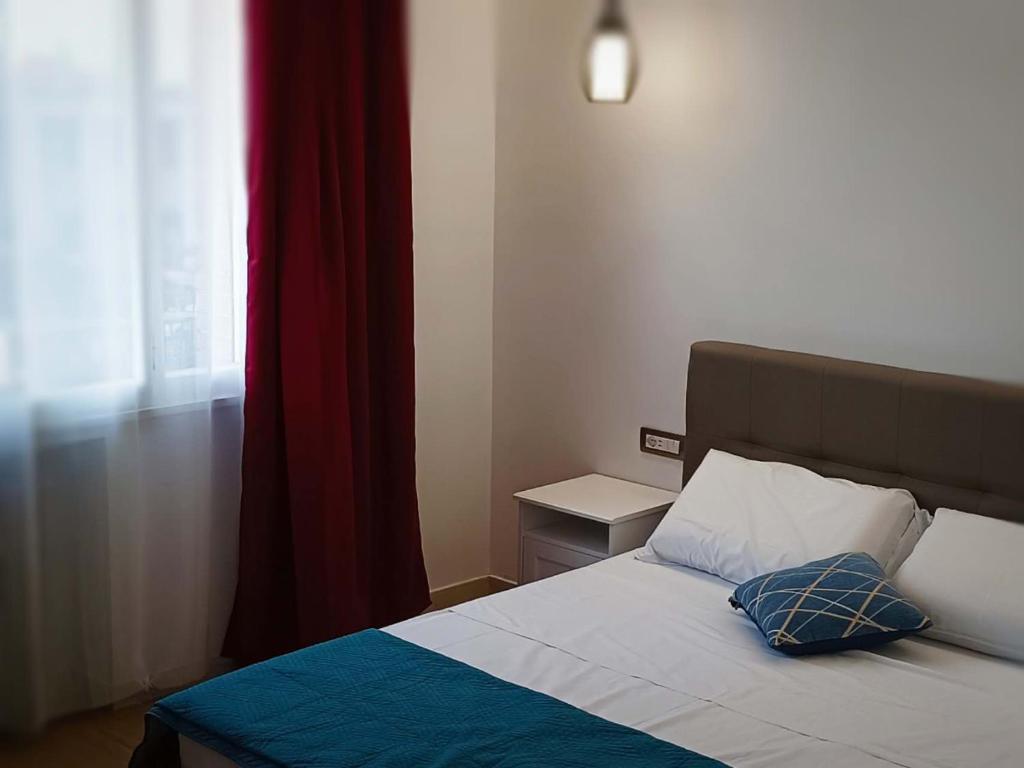 Schlafzimmer mit einem Bett mit einem Kissen und einem Fenster in der Unterkunft ANMAN HHBB tourism & business rooms in Padua