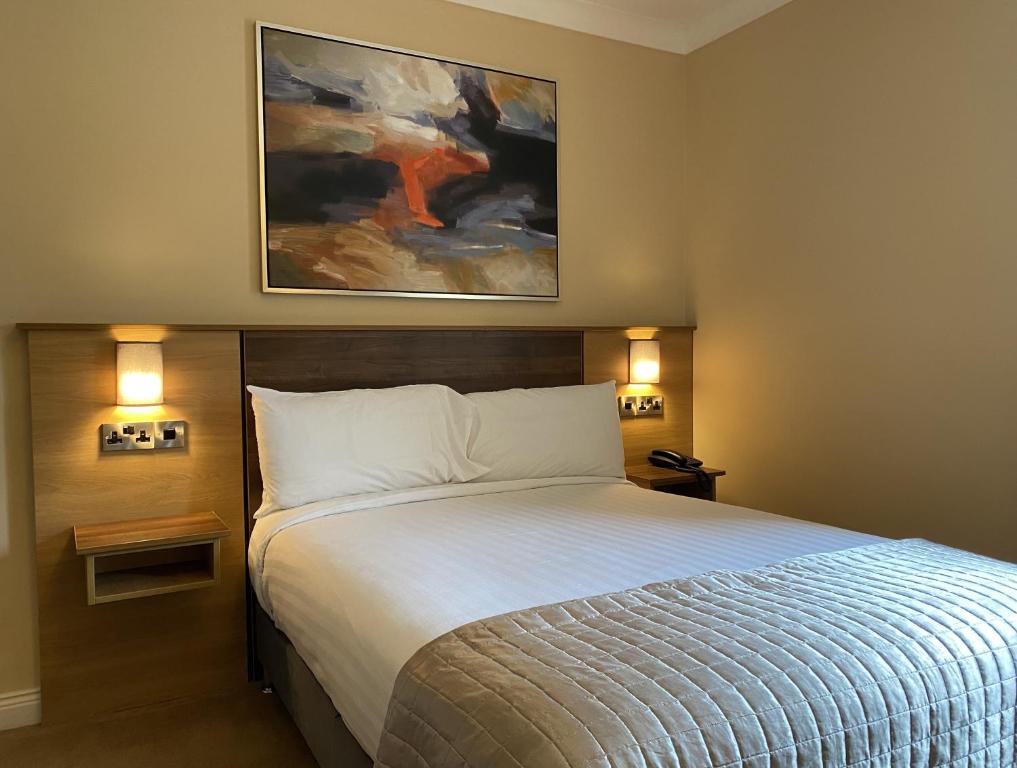 Rúm í herbergi á Hannon's Hotel