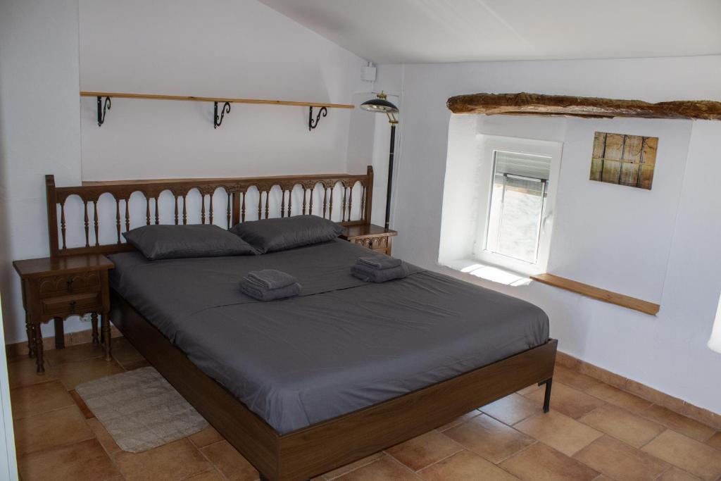1 dormitorio con 1 cama en una habitación con ventana en Casa Rural Griso, en Riba-roja d'Ebre