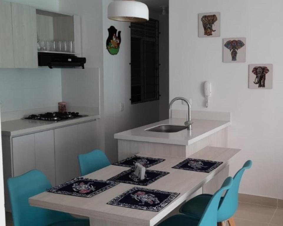 cocina con fregadero y mesa con sillas en Apartamento en Peña Azul "La Aldea" Ricaurte, Cundinamarca, en Ricaurte