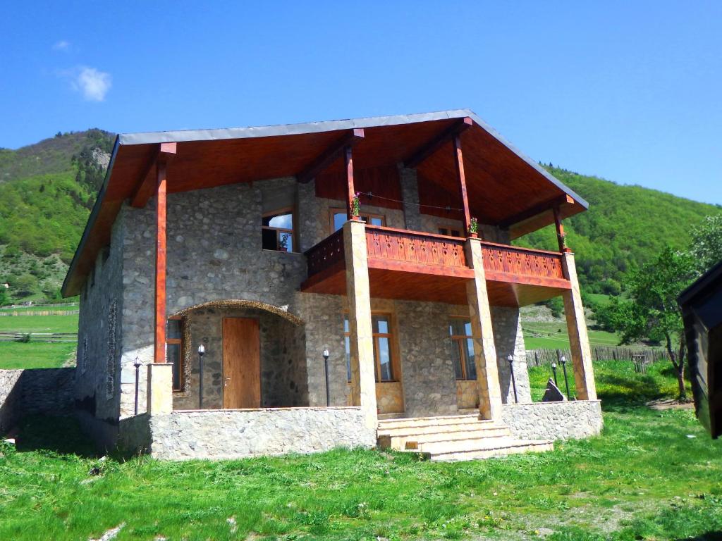 Nespecifikovaný výhled na hory nebo výhled na hory při pohledu z hostelu