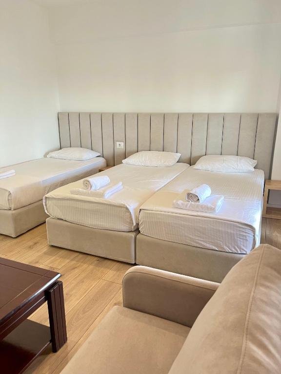 Uma cama ou camas num quarto em Hotel Aulona