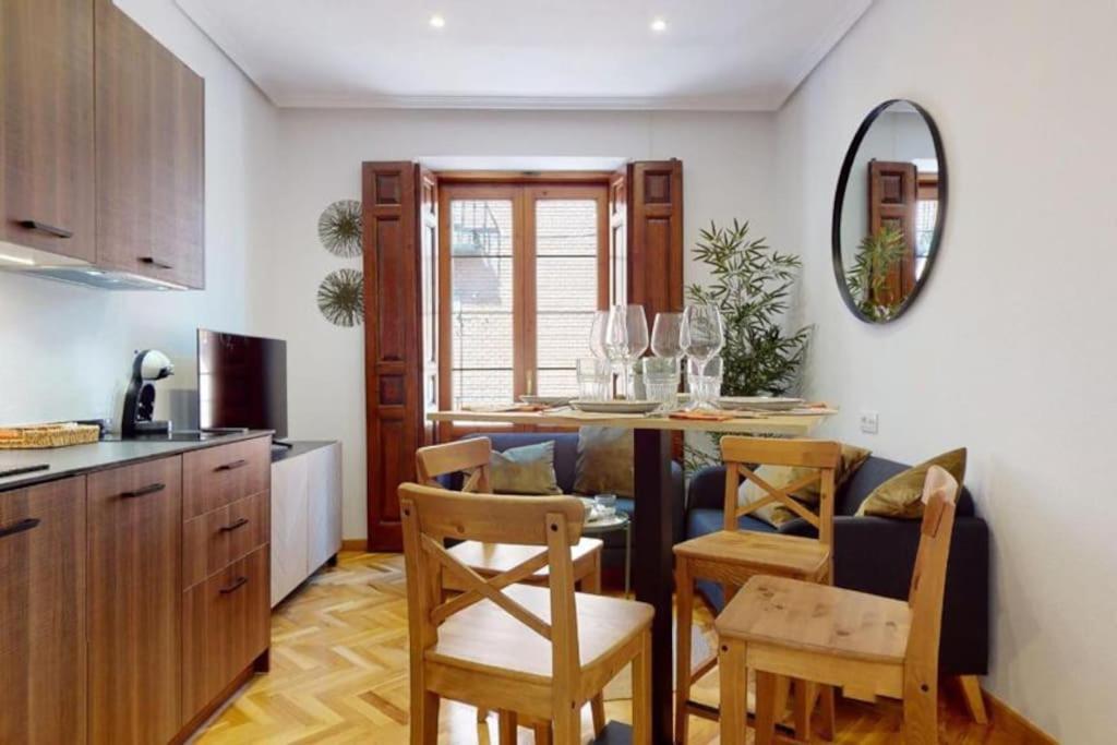 eine Küche und ein Esszimmer mit einem Tisch und Stühlen in der Unterkunft casa nino in Alcalá de Henares